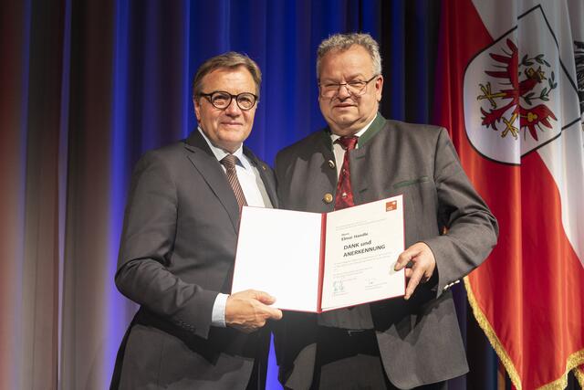 LH Günther Platter mit Elmar Handle (Gemeinde Ried im Oberinntal) | Foto: Land Tirol/ Die Fotografen