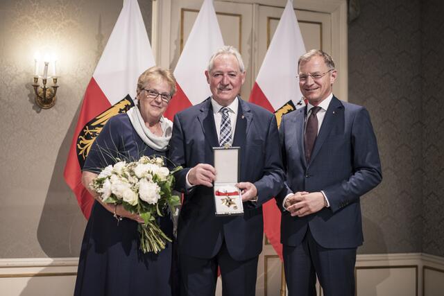 Viktor Sigl mit Gattin Christine und Landeshauptmann Thomas Stelzer | Foto: Land OÖ/Max Mayrhofer