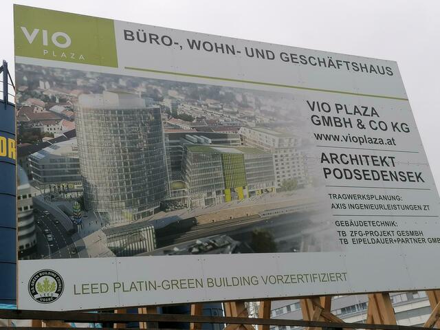 Stolz präsentierte die Bauherrin anfangs ihr Projekt auf einer riesigen Tafel. Später verschwand diese allerdings nach hinten in ein Eck zum Wienfluss. Möglicherweise aus Platzgründen, allerdings waren die LKW-Kolonnen, der Lärm und Dreck auch keine gute Werbung für die Marke "VIO PLAZA". | Foto: Gerhard Hertenberger