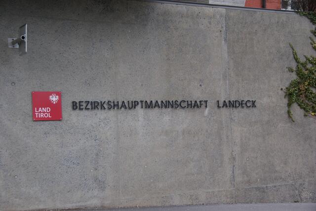 Auch bei der Bezirkshauptmannschaft in Landeck ist durch die Lockerungen vom Bund wieder Parteienverkehr ohne FFP2-Maske möglich. | Foto: Othmar Kolp