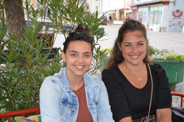 Schauspielerin Claudia Waldherr mit Michaela Stocker, Assistenz der Intendanz