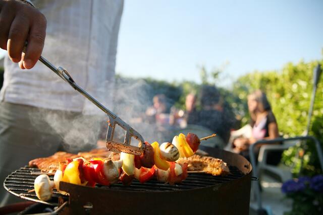Beim Grillen lauern viele Gefahren, wir sagen euch, worauf ihr achten solltet. | Foto: Adobe Stock/LVDESIGN