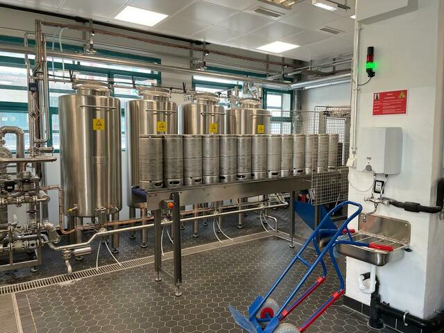 In der hauseigenen Anlage können 1.000 Flaschen pro Stunde abgefüllt werden. | Foto: BRS