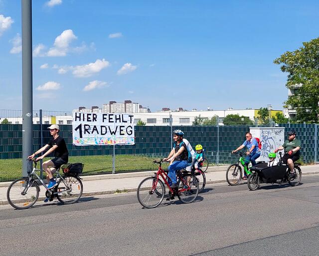Nach der Einführung des Parkpickerls sei das Radfahren in der Carlbergergasse noch gefährlicher geworden, argumentieren die Teilnehmer der Raddemo. Grund: Durch die vielen freien Parkplätze werde von den Autofahrern schneller gefahren, als zuvor. | Foto: Josef Bertsch