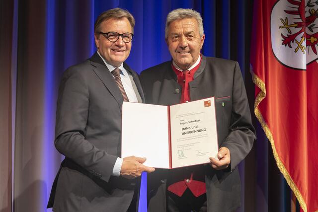 LH Günther Platter mit Rupert Schuchter (Gemeinde Pfunds) | Foto: Land Tirol/ Die Fotografen