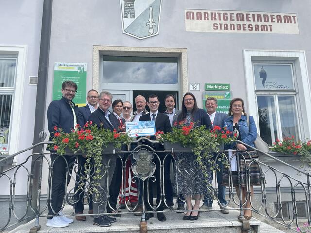 Vertreter der "Hochschwabmeister" mit den den sieben Bürgermeistern bzw. Gemeindevertretern bei der Scheckübergabe. | Foto: kern