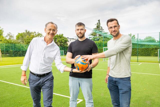 Interim. Stadtgartendirektor Andreas Kastinger, Stadtrat Franz Schwabl und Stadtrat Stefan Eitler bewiesen beim Lokalaugenschein des neu gestalteten Mehrzweckfeldes viel Spielfreude und eine beachtliche Balltechnik. | Foto: 2022psb/c,kollerics