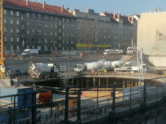 Später wurden die Kolonnen an LKWs für den Erdaushub abgelöst von Kolonnen an Betonmischmaschinen. Neben der Hauskante im Hintergrund warten schon weitere Exemplare. | Foto: Gerhard Hertenberger