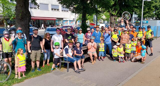 Rund 50 Menschen nahmen am Radfahrer-Protest in Liesing teil. | Foto: Josef Bertsch