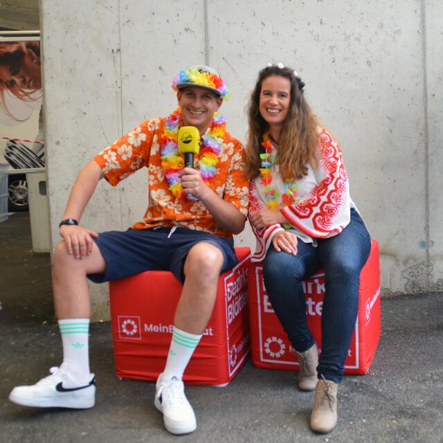 Kaufi (Life Radio) und Stephanie Holzer (Happy Fitness) hofften auf einen Wetterumschwung. | Foto: BezirksBlätter Innsbruck