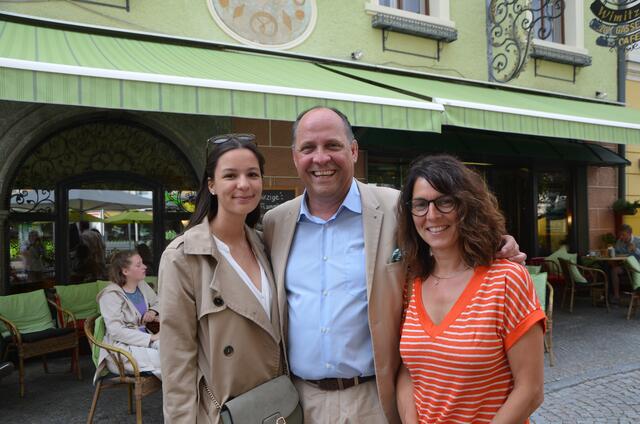 Vorstandsmitglied Andy Nestler, eingerahmt von Tochter Nina und Partnerin Jaqueline Brans