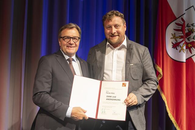 LH Günther Platter mit Florian Klotz (Gemeinde Ladis) | Foto: Land Tirol/ Die Fotografen
