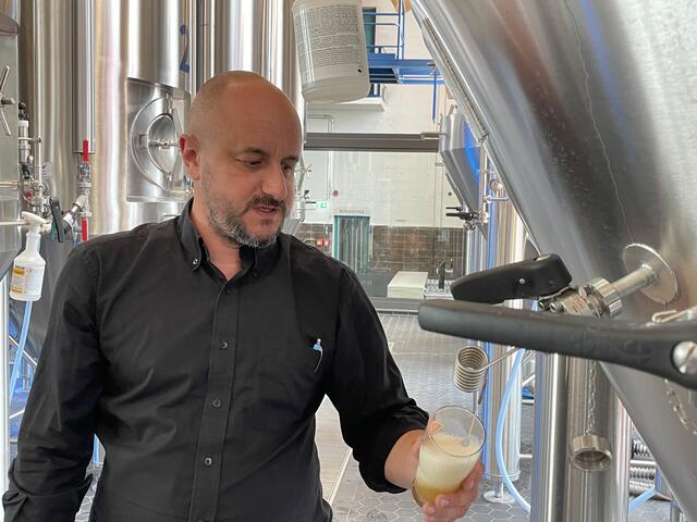 Diplom-Braumeister Martin Simion ist für die Rezepturen und die Produktion in der "Linzer Bier"-Brauerei verantwortlich.  | Foto: BRS