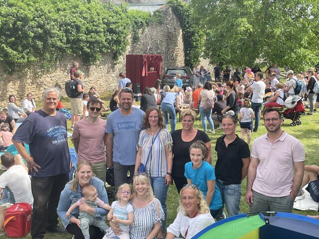 hinten: STR Didi Kuscher, STR Josef Newertal, STR Rainer Windholz, GRin Sabine Hahn, Beatrix Prinz (Gugelbären), Ricarda Horvath und Jasmine Aicher (Kinderfreunde), STR Swen Tesarek
vorne: STRin Sabine Simonich mi Emilia, STRin Lisa Miletich mit Rosalie, GRin Renate Bogensberger | Foto: Lisa Miletich