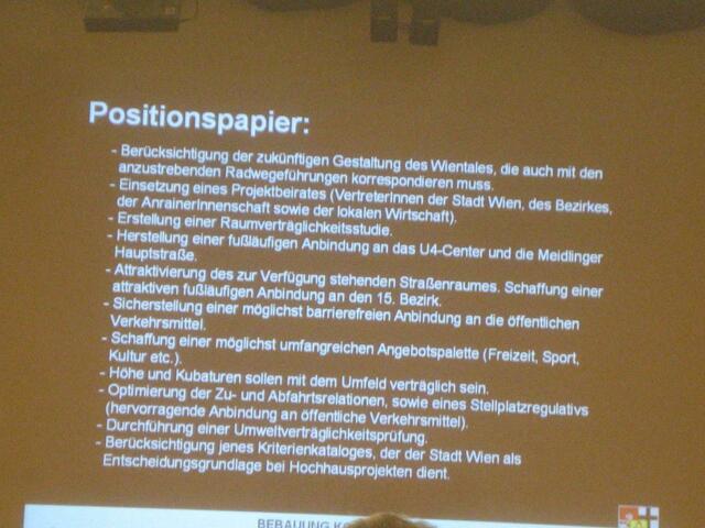 Bei der BürgerInnen-Versammlung im März 2007 versprachen die damalige Bezirksvorsteherin Gabi Votava und der HPD GmbH Geschäftsführer Dr. Anton Würzl, gemeinsam mit dem Architekten DI Peter Podsedensek, dass es eine Umweltverträglichkeitsprüfung geben werde (siehe zweiter Punkt von unten). Später wollte sich niemand mehr an das Versprechen erinnern. | Foto: Gerhard Hertenberger