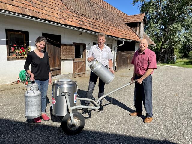 Die letzte Kanne Milch: Auch Haselsdorf-Tobelbads Bürgermeister Hubert Holzapfel (m.) unterstützt Rosemarie und Josef Birnstingl. | Foto: MeinBezirk.at