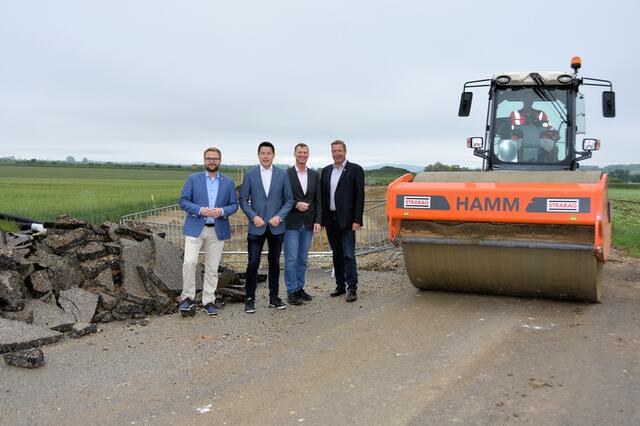 Bürgermeister Erich Stubenvoll, Landtagsabgeordneter Kurt Hackl, Projektmanager Peter Lechner und Bürgermeister Josef Tatzber | Foto: Stadtgemeinde Mistelbach