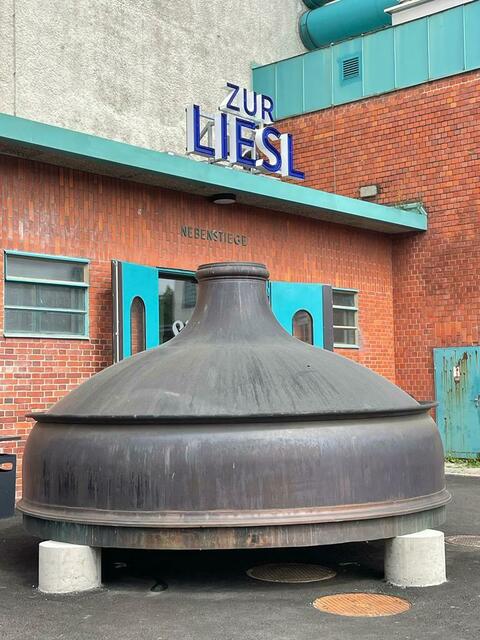 Ein alter Braukessel markiert den Eingang zum Braugasthof "Zur Liesl". | Foto: BRS