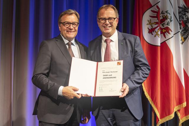 Hans Jürgen Neuhauser (Brandenberg) freut sich über die Auszeichnung, welche ihm LH Günther Platter überreichte. | Foto: Land Tirol/Die Fotografen