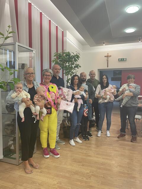 Julia Kölldorfer mit Nina&amp; Sophie, Bürgermeisterin Ulrike Kitzinger, Vizebürgermeister Gerhard Hödl, Melanie Rauter mit Marlene, Lennard Rauter, Christian Tsach, Gabriel Bedrowski, Nina Bedrowski mit Sophia, Ulrike Kolbe mit Benjamin | Foto: Gemeinde Sigleß