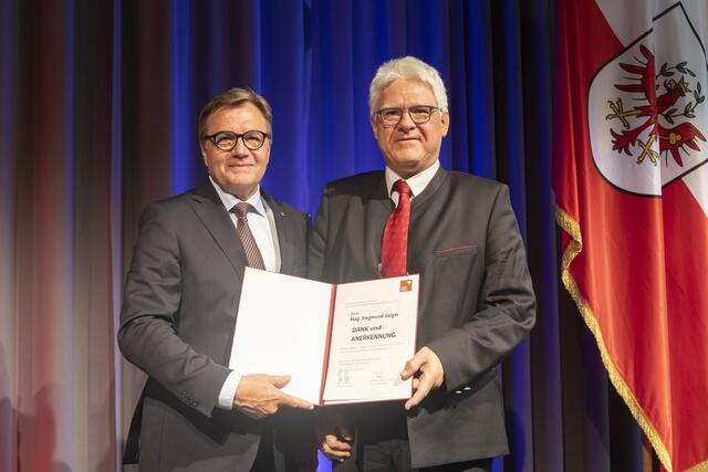 LH Günther Platter mit Siegmund Geiger (Gemeinde Zams) | Foto: Land Tirol/ Die Fotografen