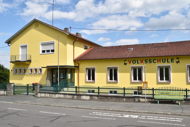 Auch die 1959 eröffnete Volksschule in Heiligenbrunn wird erneuert. | Foto: Martin Wurglits