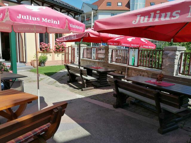 Wer beim Essen gerne die Sonne und frische Luft genießt kommt am besten ins Gasthaus Thöny. | Foto: Thöny