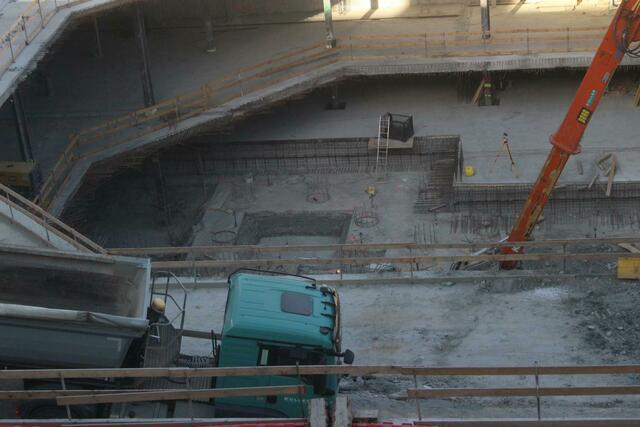 Ein Blick ins "Meidlinger Riesenloch", von einem Anrainerhaus aus gesehen. Einst standen hier Wohnhäuser, nun kommen dort Tiefgaragenkeller und neben dem Wiental-Abwassersammelkanal ein Supermarkt hin.  | Foto: Gerhard Hertenberger