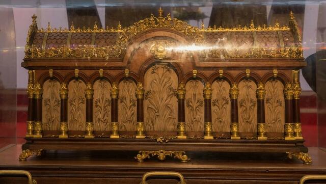 Der Reliquienschrein beherbergt Gebeine der 1897 verstorbenen französischen Karmelitin und Kirchenlehrerin Therese von Lisieux. | Foto: Theresienwerk