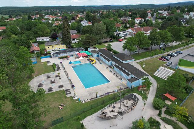 Blick von oben auf das Freibad Bad Sauerbrunn | Foto: Johannes Gsellmann