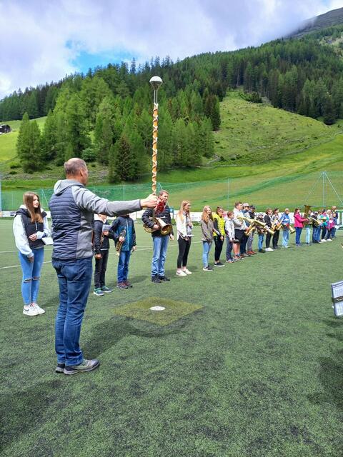 Über 70 Kinder und Jugendliche versammelten sich am Sportplatz in Schmirn. | Foto: privat
