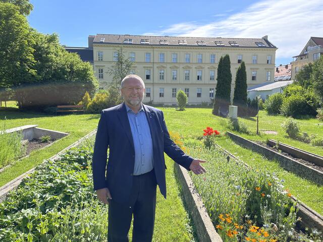 Friedrich Prassl lädt in das Kardinal-König-Haus mit seinem weitläufigen Garten ein. Am Sonntag, 12. Juni, findet dort ein Kirtag statt. | Foto: Kautzky