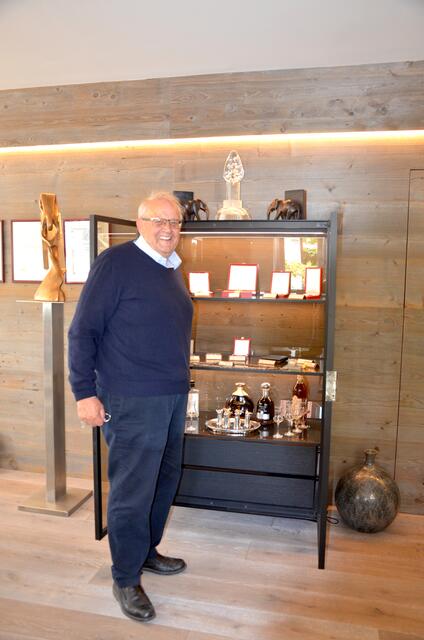 Anton Pletzter in seinem Büro vor dem Glassschrank
mit Auszeichungen.