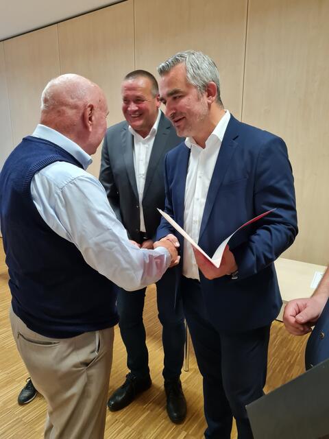 Landesrat Mag. Heinrich Dorner ehrt Wolfgang Benesch für 70 Jahre Parteizugehörigkeit | Foto: Otto Krcal