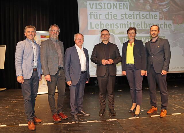 Pero Mićić sprach im Zentrum Feldbach über die Zukunft der Lebensmittel. Hier mit Landwirtschaftskammer-Vizepräsidentin Maria Pein, Cluster-Manager Bernd Gerstl, Vulkanland-Obmann Josef Ober, Vulkanland-Geschäftsführer Michael Fend und dem Regionsvorsitzenden Franz Fartek. | Foto: Woche