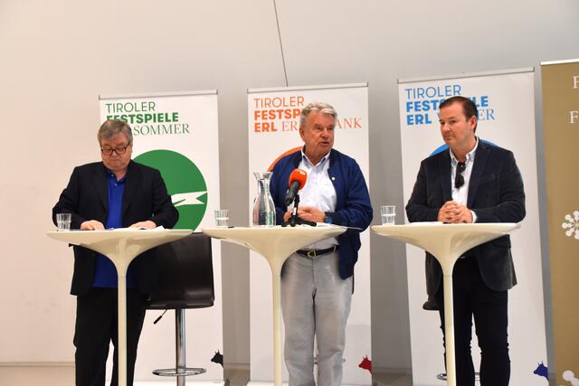  Intendant Bernd Loebe, Festspielpräsident Hans Peter Haselsteiner und Chefdirigent Erik Nielsen (v.l.) hatten in Erl so einiges zu berichten.  | Foto: Barbara Fluckinger