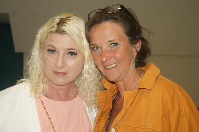 Daniela Klein und Maria Weiß genossen das Ambiente im großen Festspielhaus. | Foto: Alle von: Heimo Huber