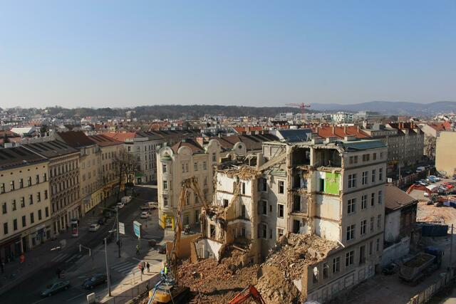 Wo Jahrzehnte lang Menschen gewohnt hatten, fraßen sich nun Bagger in deren einstige Wohnungen. Eine echte Tragödie. Und all dies nur, damit es noch mehr Büros, noch mehr Einkaufszentren, noch mehr Verkehr, Lärm und Feinstaub gibt. Und einige Leute noch reicher werden. | Foto: Gerhard Hertenberger