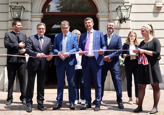 Die drei Landeshauptleute der Euregio Tirol-Südtirol-Trentino LH Günther Platter, LH Maurizio Fugatti und LHStv Daniel Alfreider (stellvertretend für LH Arno Kompatscher) eröffnen feierlich das neue Euregio-Büro in der „Casa Moggioli“ in Trient. | Foto: © Euregio/Matteo Rensi