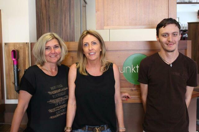 Vlnr.: Nicole Lerch, Leiterin des Caritas-Tageszentrum Mittersill, Tina Hirner vom Friseursalon "Im Schnittpunkt" und Benjamin Hollaus. | Foto: Caritas Salzburg