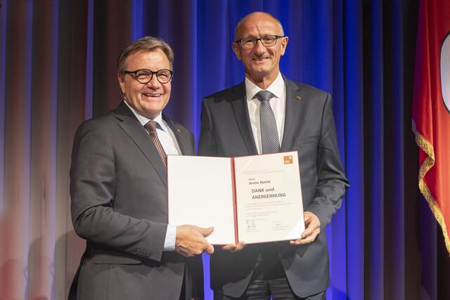 LH Günther Platter mit Anton Mattle (Gemeinde Galtür) | Foto: Land Tirol/ Die Fotografen