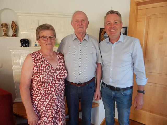 Bürgermeister Erich Priewasser (r.) mit Hermann und Elfriede Murauer | Foto: Gemeinde Höhnhart