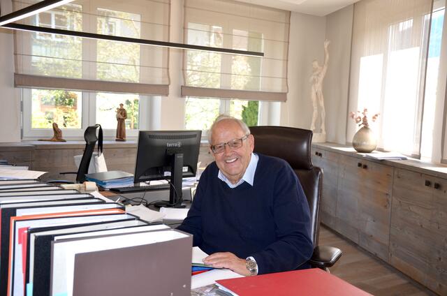 Toni Pletzer in seinem Büro in der Hopfgartener Zentrale der großen Pletzer Gruppe. | Foto: Schilling