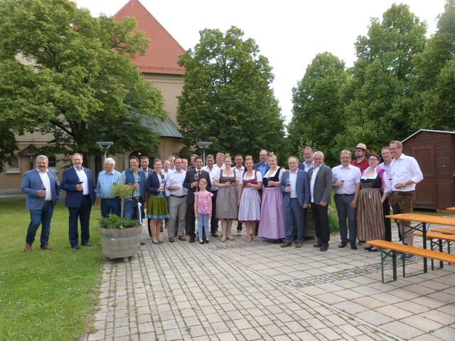 Fesch gekleidet mit einem Gläschen Wein in der Hand - Auf in ein gelungenes Pfingstwochenende in Horitschon! | Foto: Vanessa Wittmann