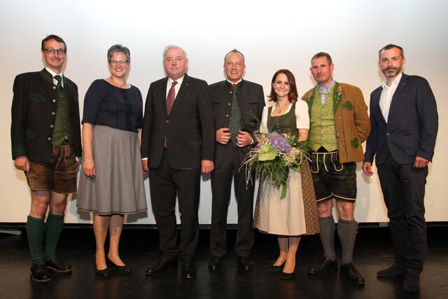 Das neu gewählte Team: Franz Schaffer, Viktoria Brandner, Hermann Schützenhöfer, Bezirksparteiobmann Armin Forstner, Corinna Scharzenberger, Gerald Loitzl und Christian Haider  | Foto: Kaserer