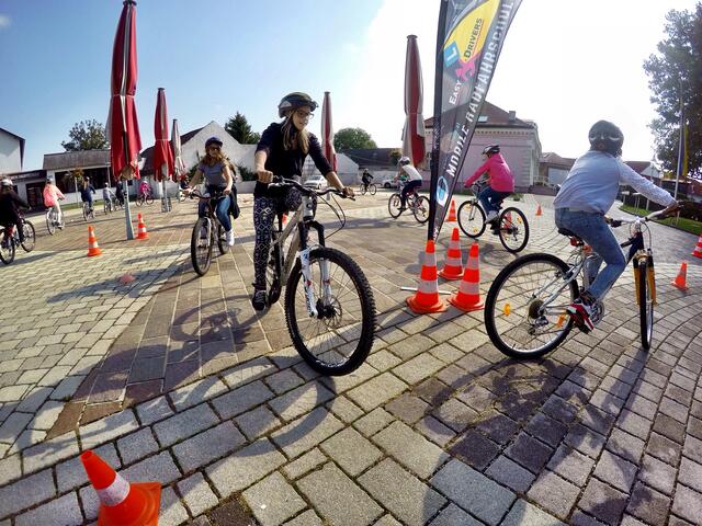 Gemeinsam sollen Kinder im Zuge der "Tage des Miteinander" mehr über Verkehrssicherheit und Verkehrsregeln beim Fahrradfahren lernen. | Foto: radfahrschule.at