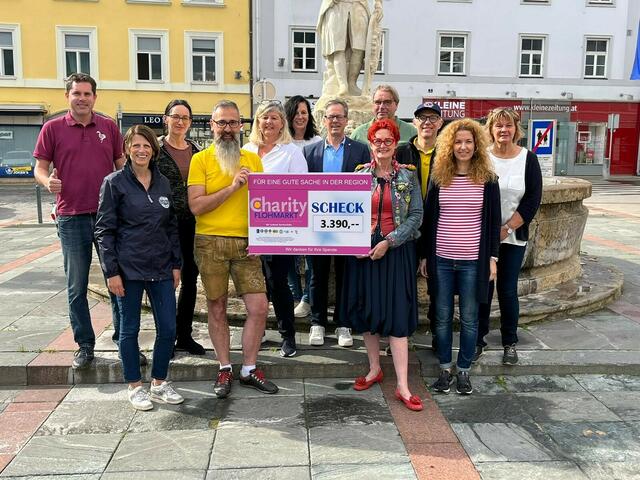 Repräsentanten von Leobener Serviceclubs mit dme Spendenscheck des Charity-Flohmarktes. | Foto: KK
