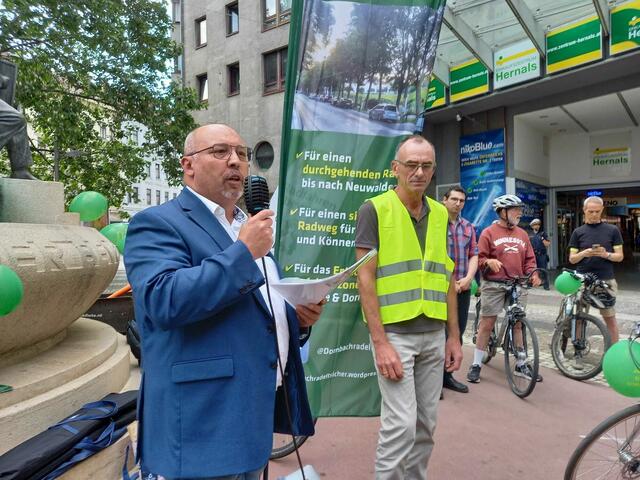 Bezirksvorsteher Peter Jagsch (SPÖ) nahm am Elterleinplatz zu den Forderungen Stellung. | Foto: Ruckenbauer