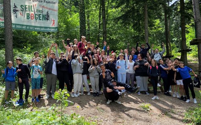 Als Gewinner der Klimameilenaktion 2019 freuten sich die nunmehr dritten Klassen der SMS Bad Vöslau über ihren langersehnten Preis - ein Ausflug in den Klettergarten – auf den der Verkehrsverbund Ost-Region (VOR) einlud. | Foto: Privat