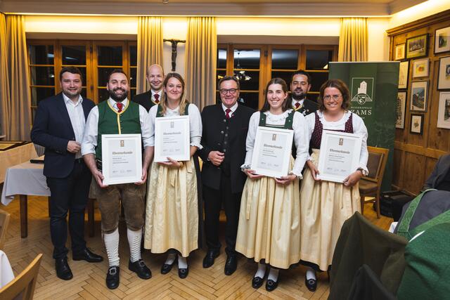 Hinten v.li.: Bgm. Benedikt Lentsch, Kap.-Stv: Johannes Reheis, Präs. LH Günther Platter, Obm. Stephan Wohlfarter ; vorne v.li.: Thomas Hackl, Eva Rauter, Martina Niederwolfsgruber, Barbara Oberprantacher | Foto: MK Zams